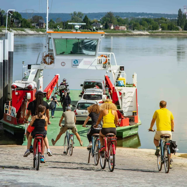 Wochenende Familie und Freunde. Fahrradtour am Ufer der Seine. Überfahrt auf der Fähre von Mesnil sous Jumièges.