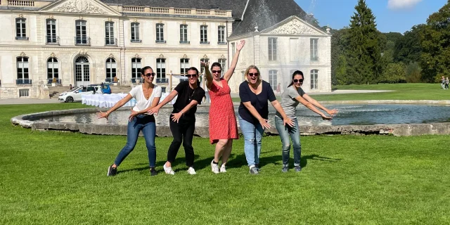 Gruchet Le Valasse 2021 Parc Abbaye Du Valasse Ensoleille Fünf Frauen posieren fröhlich Csnt