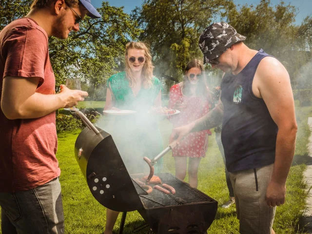 Wochenende mit Freunden. Grillfest in La Godène. Bauernhöfe der drei Bauernhöfe Bennetot. Bennetot.